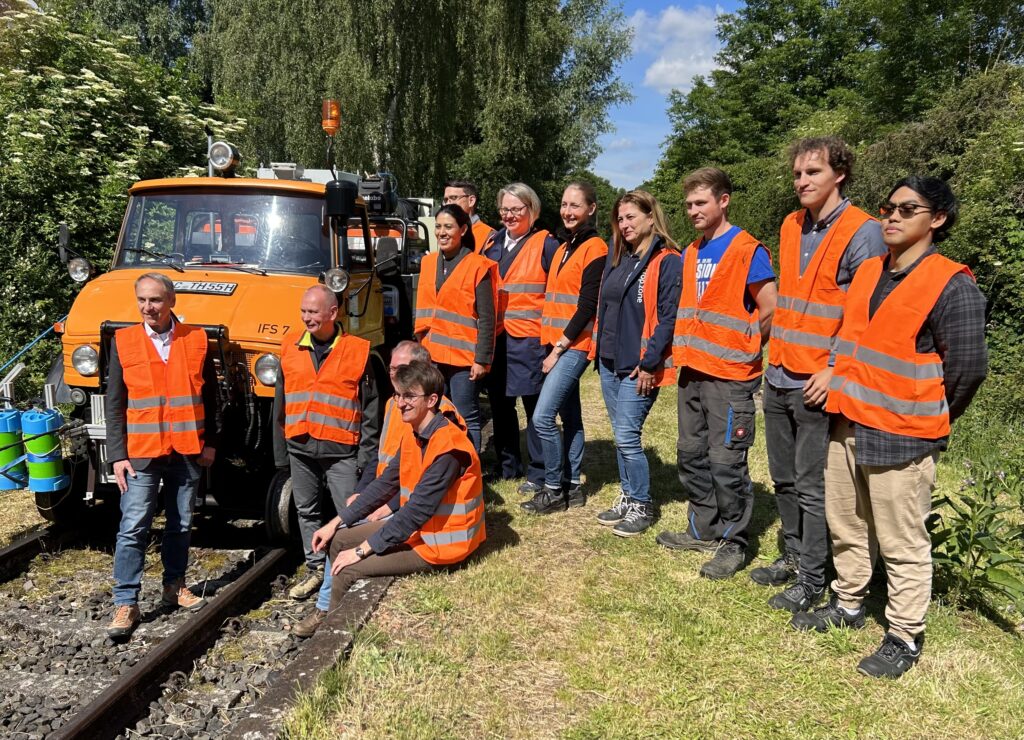 Eine Lokomotive der Deutschen Bahn wird mit der umweltfreundlichen Technologie von crop.zone behandelt. Effektive Unkrautbekämpfung ohne den Einsatz von chemischen Herbiziden.